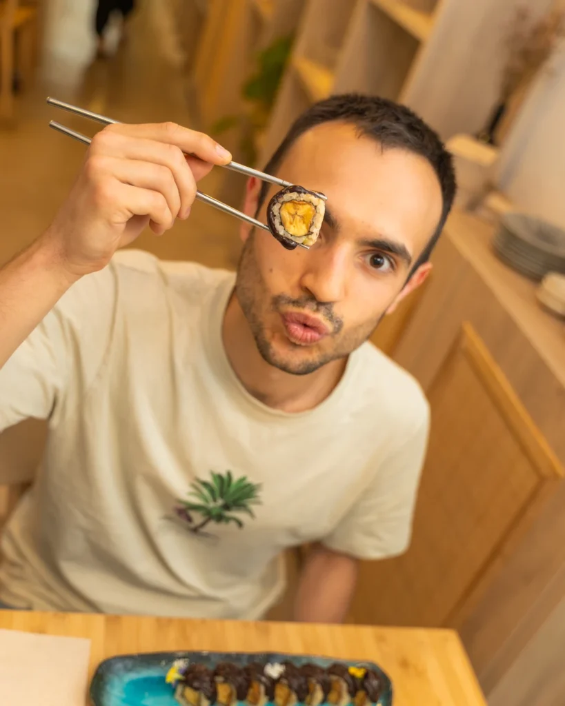 Comensal mostrando una pieza de sushi vegano