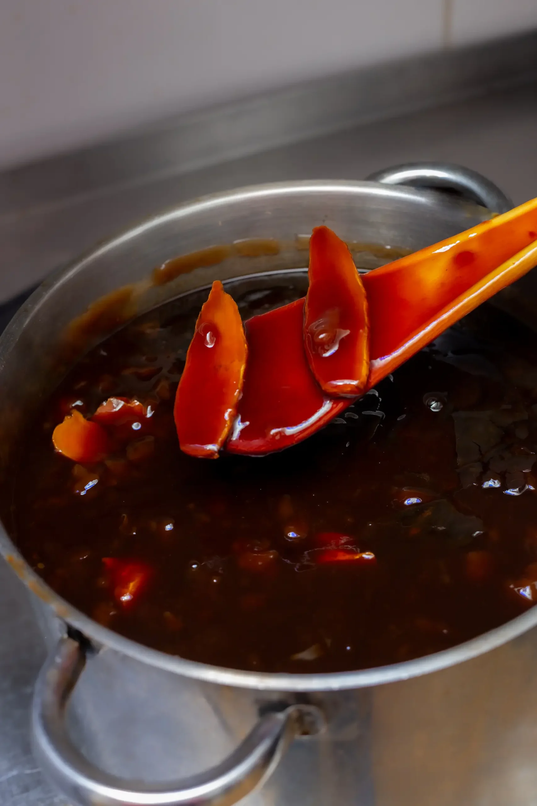 Salsa cocinándose en la cocina