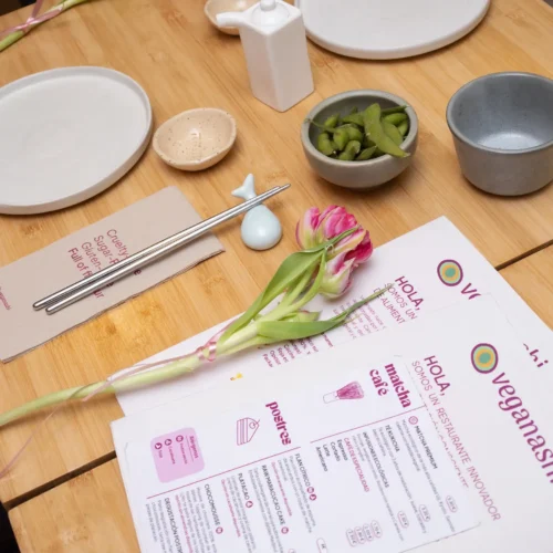 Carta de Veganashi sobre una mesa