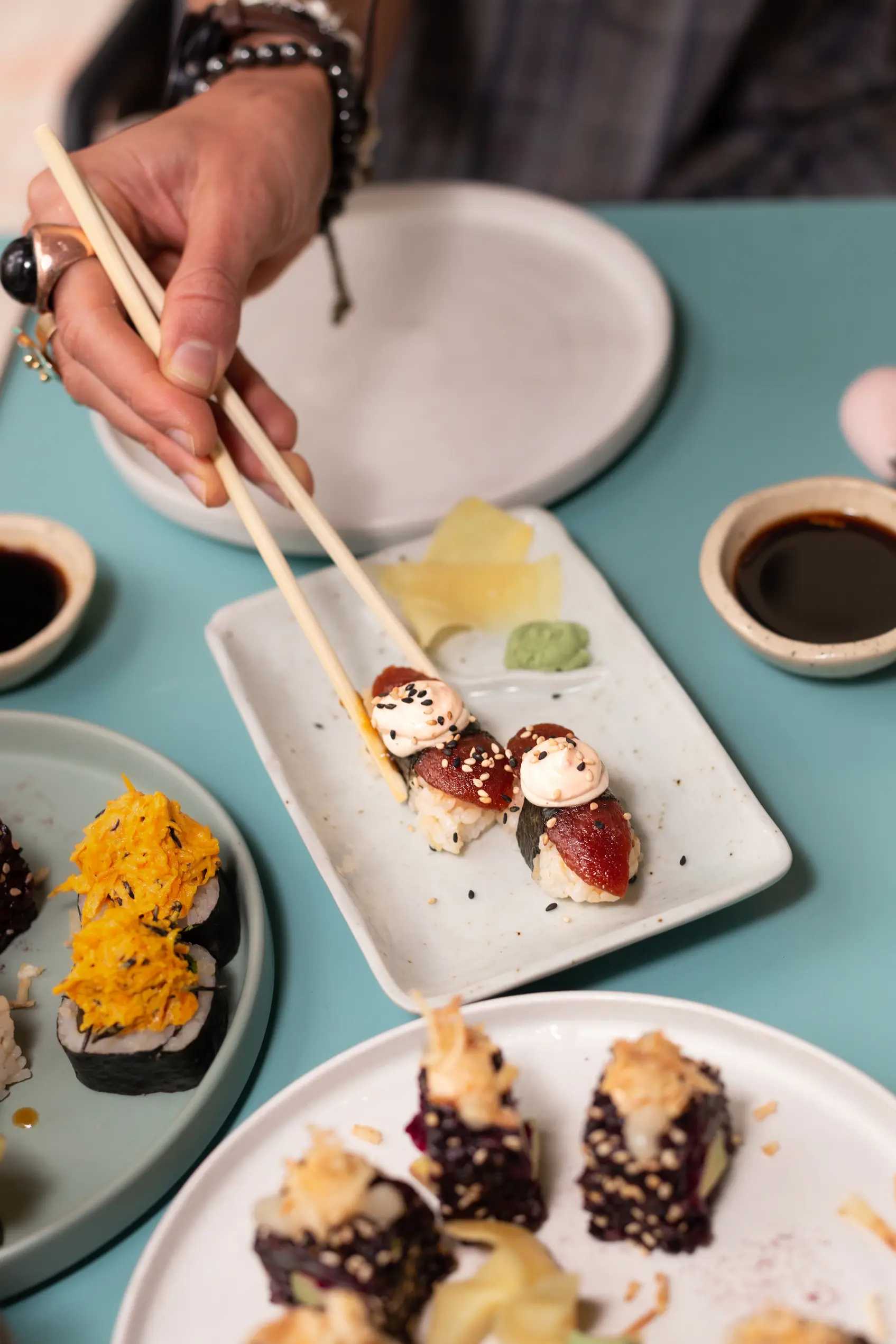 Comensal disfrutando sushi vegano